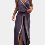 Donatila Mono Único con Detalles Dorados y Pierna Abierta