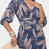 Aísha Vestido Largo Floral con Corte Fluido y Motivo de Hojas