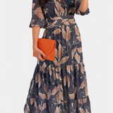 Aísha Vestido Largo Floral con Corte Fluido y Motivo de Hojas